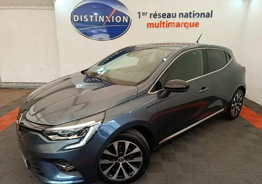 Renault Clio Intens TCe 100 2020 gris foncé vue 3/4 avant droit avec phares LED et jantes alliage.