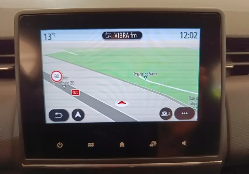 Écran tactile central affichant la navigation GPS dans une Renault Clio Intens TCe 100 gris foncé, vue intérieure.
