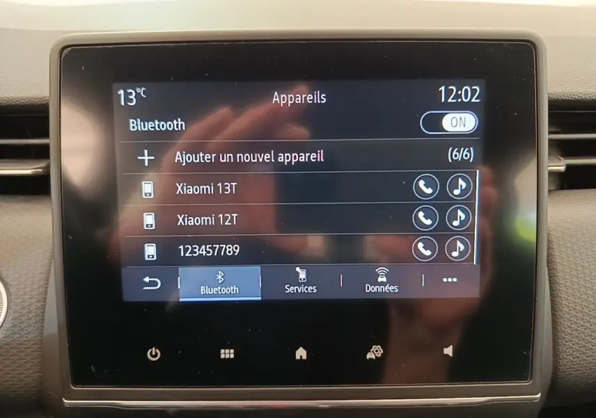 Écran tactile central de la Renault Clio Intens TCe 100 2020 affichant la connexion Bluetooth et la liste des appareils.