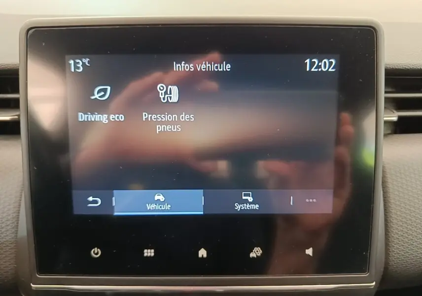 Écran tactile central de la Renault Clio Intens TCe 100 2020 affichant les infos véhicule et la pression des pneus.