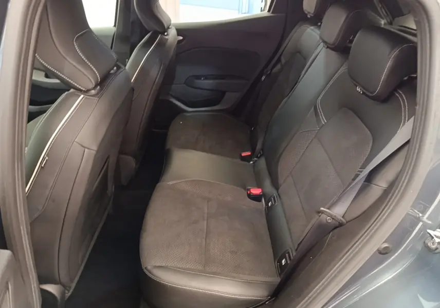 Vue côté droit des sièges arrière en cuir noir et tissu gris foncé de la Renault Clio Intens TCe 100 2020.