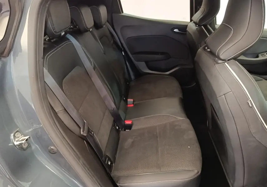 Vue côté gauche de la banquette arrière en tissu gris foncé de la Renault Clio Intens TCe 100 de 2020.