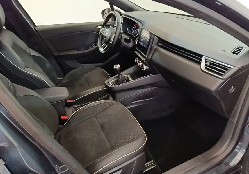 Intérieur de la Renault Clio Intens TCe 100 2020 vu côté passager, sièges noirs et tableau de bord moderne.