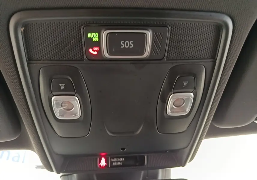 Vue intérieure du plafonnier noir avec boutons d’éclairage et alerte SOS allumée dans une Renault Clio Intens TCe 100 2020.
