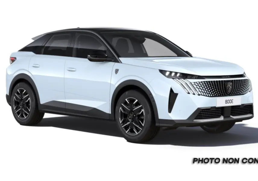 Peugeot 3008 blanc okenite avec toit noir, vue 3/4 avant droit, calandre et phares LED distinctifs.