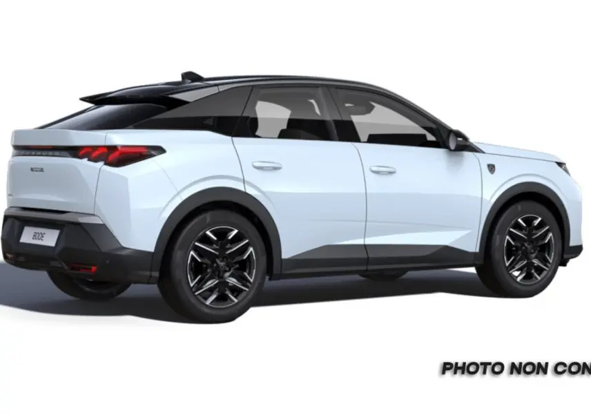 Vue 3/4 arrière droite du Peugeot 3008 blanc okenite avec toit noir et jantes noires distinctives.