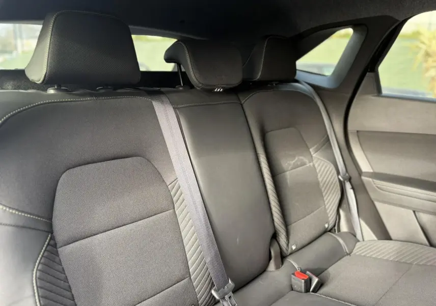 Vue intérieure côté arrière droit des sièges noirs étoilés de la banquette du Renault Symbioz E-Tech Full Hybrid 2025.