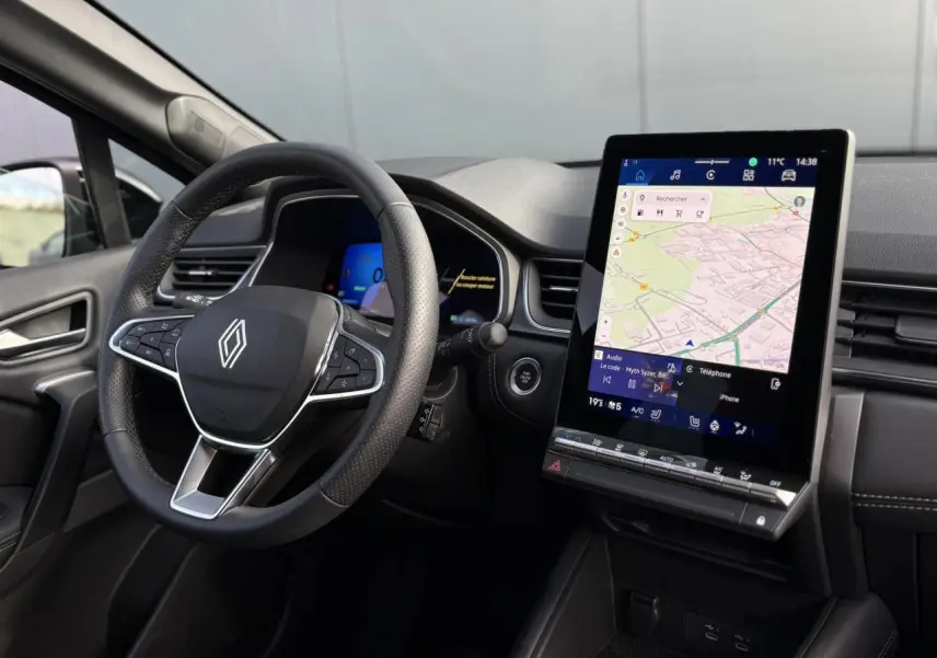 Vue intérieure du tableau de bord et volant noir de la Renault SYMBIOZ E-Tech 2025 avec écran tactile GPS vertical.
