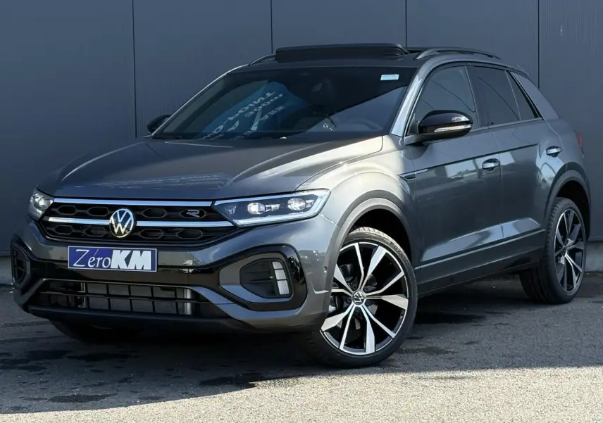 Volkswagen T-Roc gris Indium en 3/4 avant droit avec jantes alliage 19" et toit ouvrant noir.