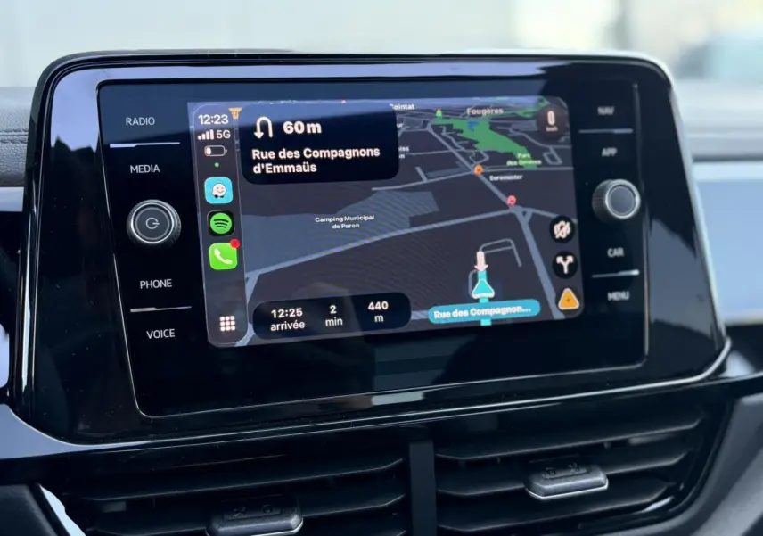 Écran tactile central du Volkswagen T-Roc 2025 affichant la navigation avec carte et instructions de trajet.