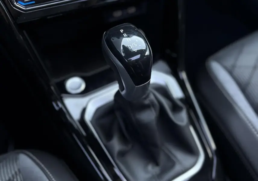 Le levier de vitesse automatique noir du Volkswagen T-Roc 2.0 TDI R-Line vu en gros plan côté conducteur.