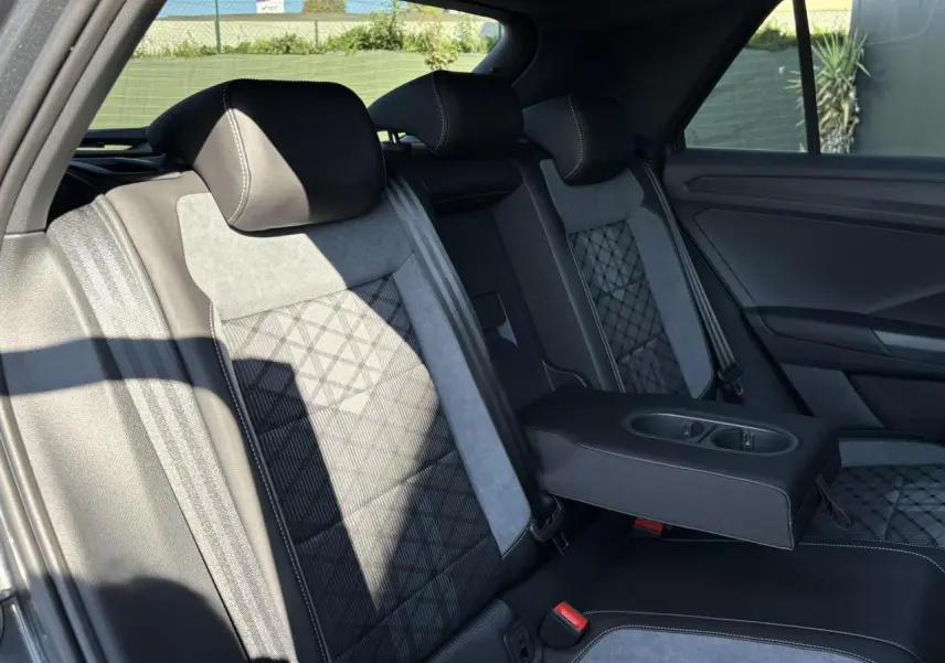 Vue intérieure côté droit des sièges arrière gris et noirs avec accoudoir central déployé du Volkswagen T-Roc 2025 R-Line