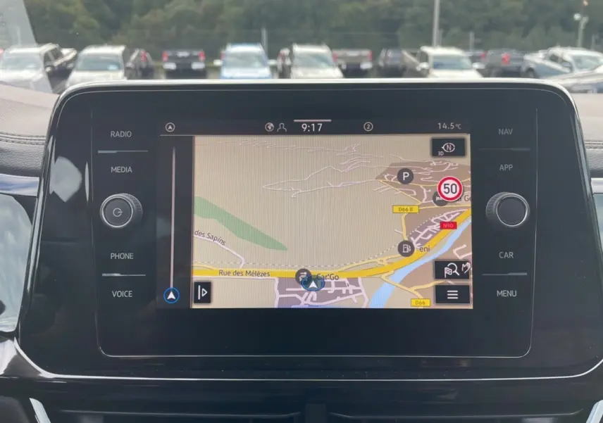 Écran tactile du système de navigation du Volkswagen T-Roc noir grenadilla, vue intérieure frontale avec carte affichée.