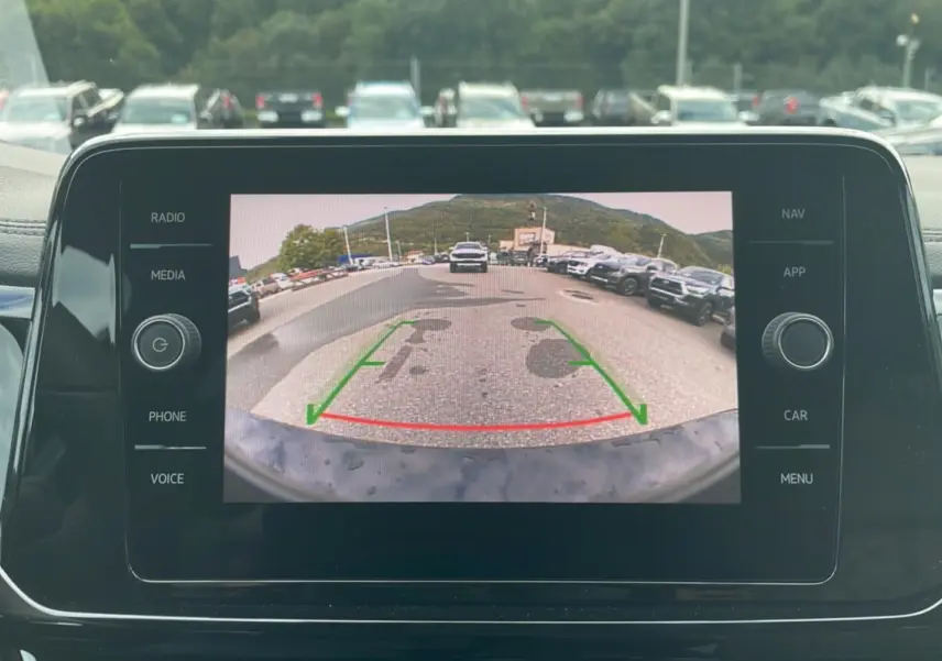 Affichage de la caméra de recul du Volkswagen T-Roc noir grenadilla, montrant la zone derrière le véhicule en parking.