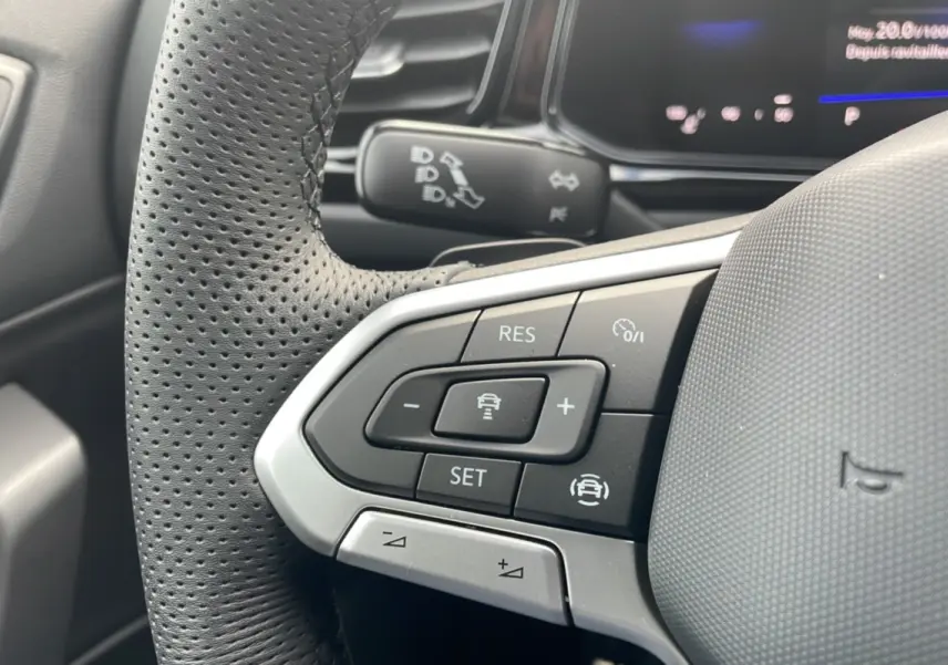 Gros plan sur les commandes à gauche du volant perforé du Volkswagen T-Roc TDI 150 DSG7 R-Line Black 2025.