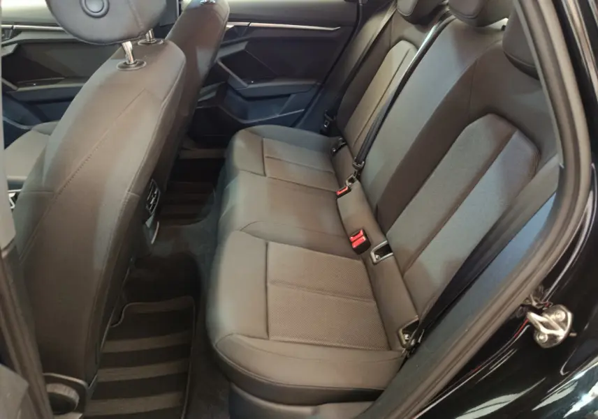 Vue intérieure côté droit sur la banquette arrière noire de l'Audi A3 30 TFSI MHEV Business Line 2022.