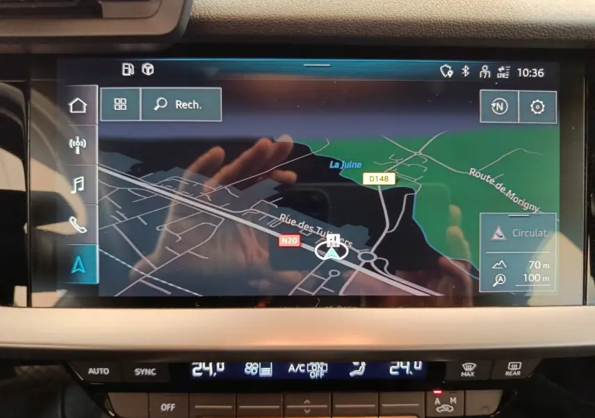Écran tactile central affichant la navigation GPS dans l'habitacle d'une Audi A3 noire de 2022.