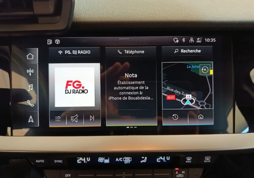 Écran tactile central de l'Audi A3 30 TFSI MHEV Business Line 2022, affichant radio et navigation.