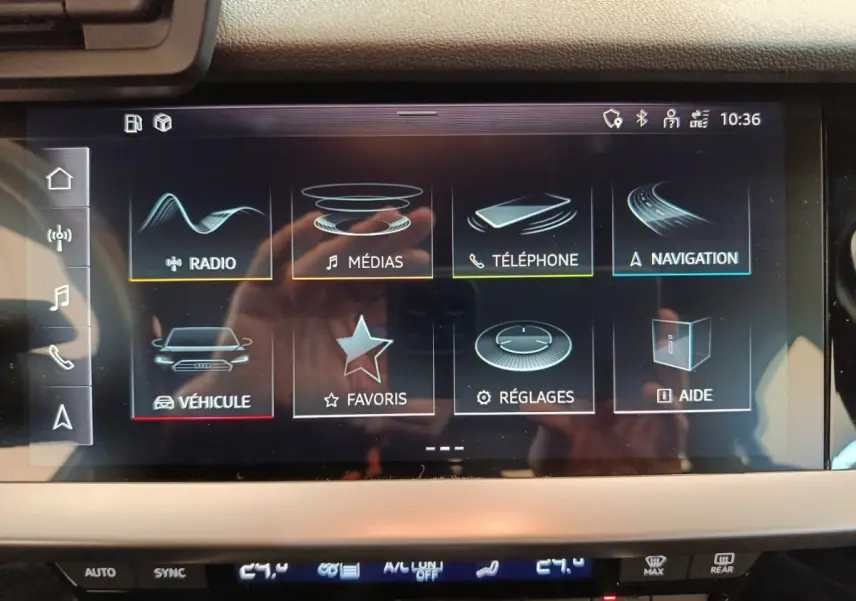 Écran tactile central de l'Audi A3 noir 2022 affichant les menus radio, médias, téléphone et navigation.