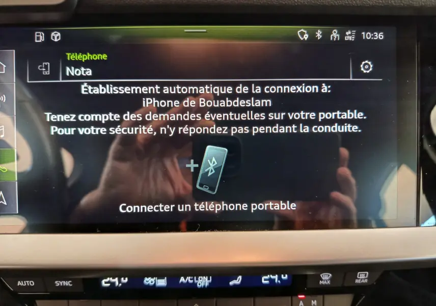 Écran tactile central de l'Audi A3 2022 affichant la connexion Bluetooth pour téléphone portable.
