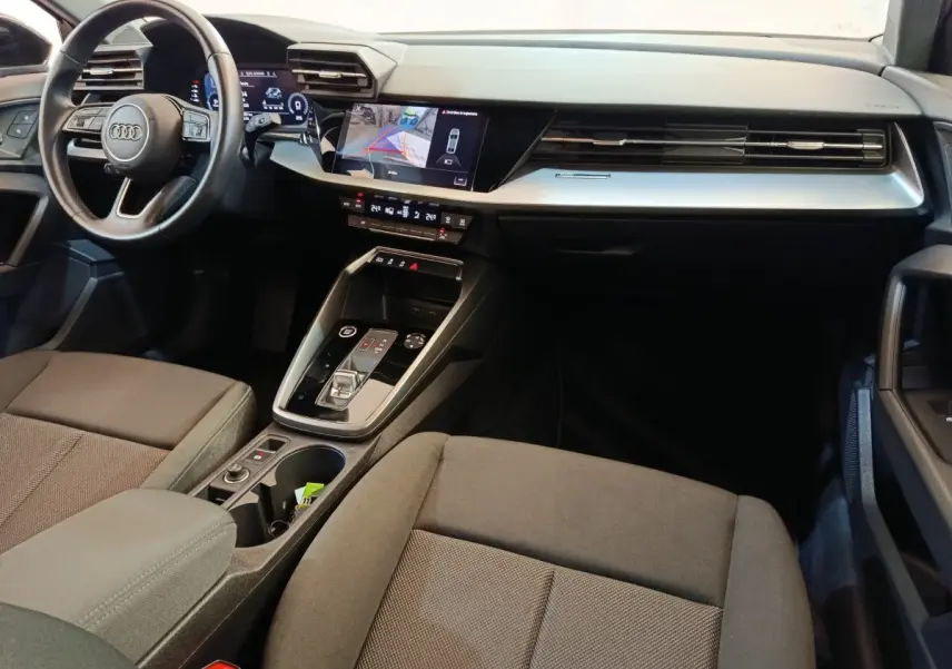 Intérieur de l'Audi A3 30 TFSI MHEV 2022, vue côté conducteur, tableau de bord moderne avec écran tactile central.