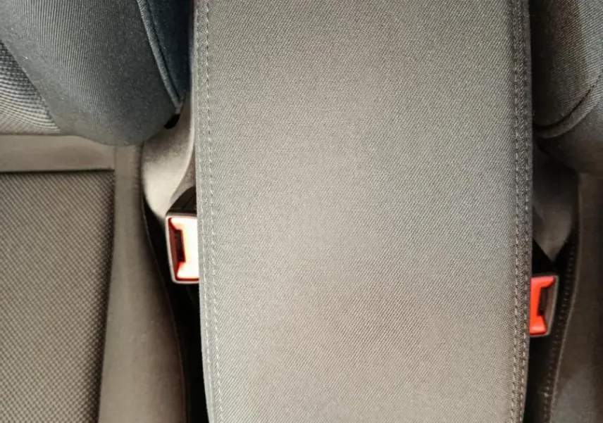 Vue plongeante sur l'accoudoir central noir et les sièges tissu foncé de l'Audi A3 30 TFSI MHEV Business Line 2022.