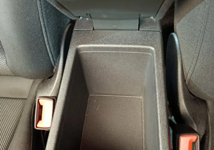 Vue plongeante sur le rangement central noir entre les sièges avant de l'Audi A3 30 TFSI MHEV Business Line 2022.