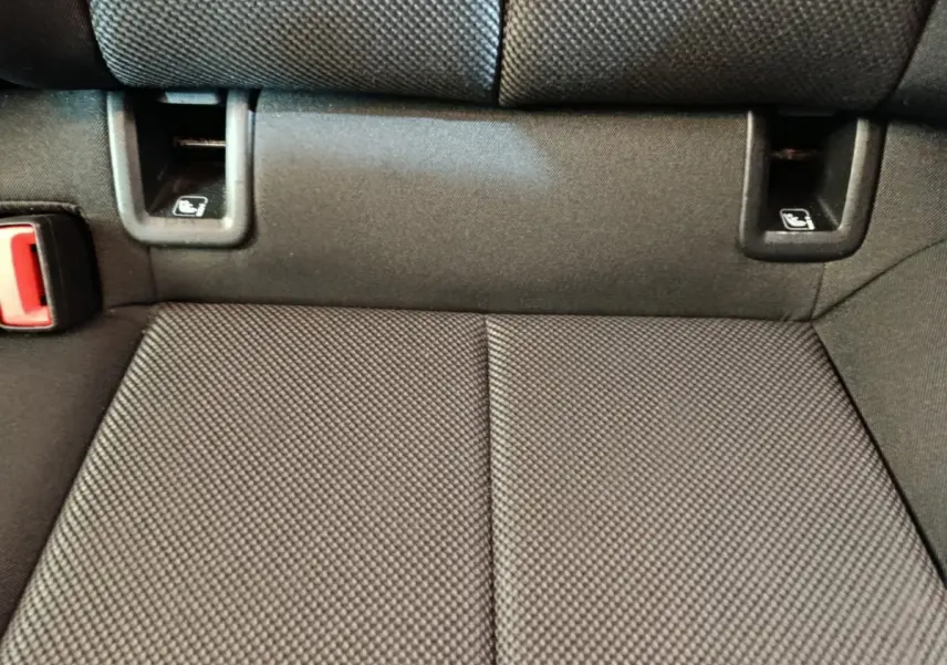 Gros plan sur la banquette arrière noire de l'Audi A3 30 TFSI MHEV Business Line avec fixation Isofix visible.