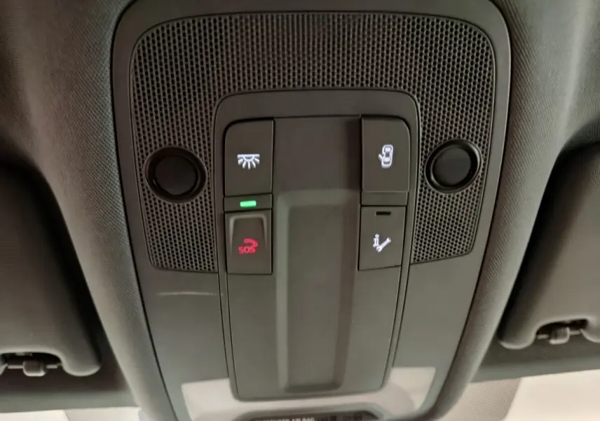 Vue en gros plan du plafonnier noir avec commandes d'éclairage et bouton SOS de l'Audi A3 30 TFSI MHEV 2022.
