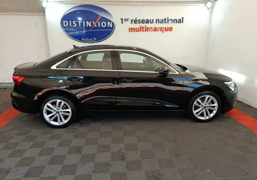 Audi A3 30 TFSI MHEV noir vue de profil côté gauche, stationnée en intérieur avec jantes alliage visibles