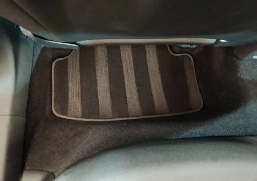 Tapis de sol noir rayé vu du dessous du siège arrière d'une Audi A3 30 TFSI MHEV Business Line 2022.