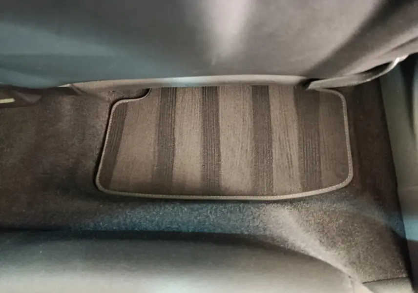 Tapis de sol noir vu de dessus côté passager avant dans l'Audi A3 30 TFSI MHEV Business Line 2022.