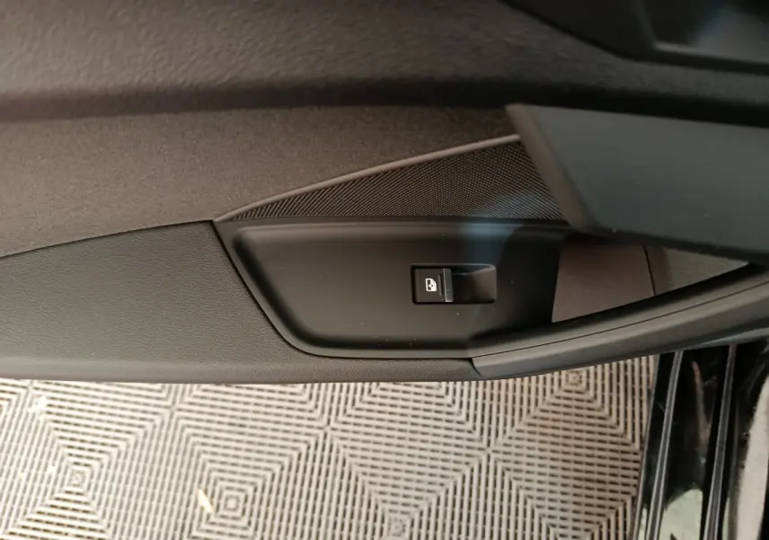 Bouton de verrouillage des portes sur la porte intérieure côté conducteur d'une Audi A3 noire 2022.