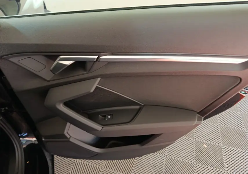 Vue intérieure du panneau de porte côté gauche noir de l'Audi A3 30 TFSI MHEV Business Line 2022.