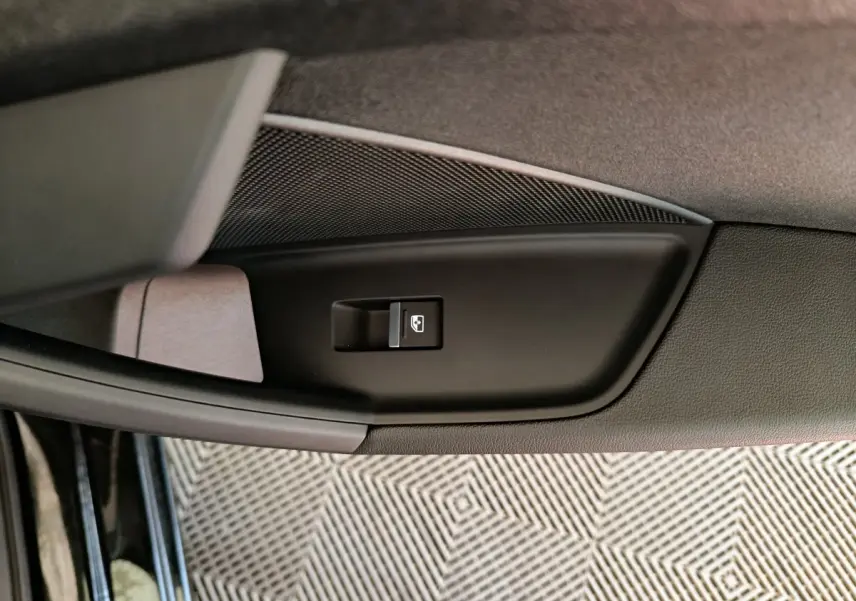 Bouton de commande de lève-vitre côté gauche sur la porte intérieure noire d'une Audi A3 30 TFSI MHEV 2022.