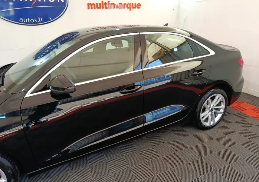 Profil côté gauche d'une Audi A3 noire 2022, finition Business Line, avec jantes alliage et rétroviseurs électriques.