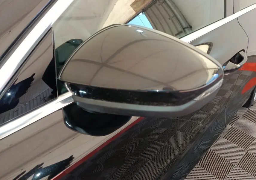 Rétroviseur côté gauche noir brillant d'une Audi A3 30 TFSI MHEV S Tronic 2022, vue rapprochée en extérieur.