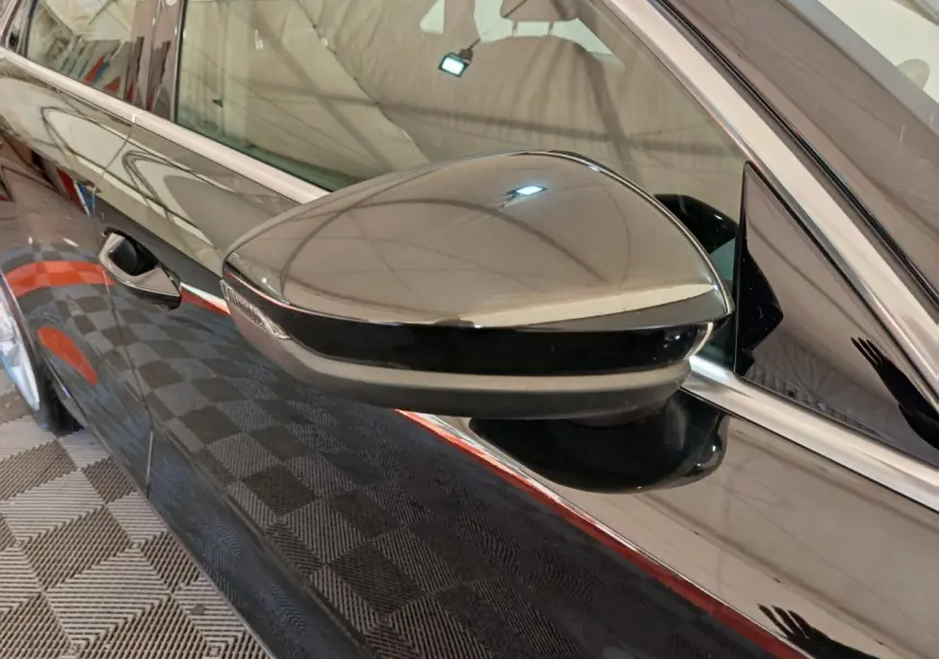 Rétroviseur côté gauche noir brillant de l'Audi A3 30 TFSI MHEV S Tronic 2022 avec carrosserie noire réfléchissante.