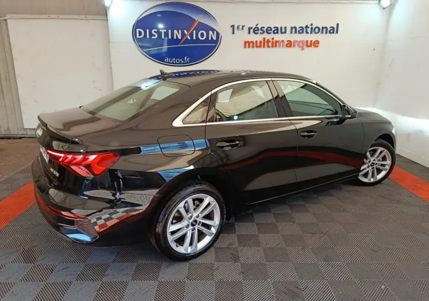 Audi A3 30 TFSI MHEV noir vue 3/4 arrière droit, avec jantes alliage et feux arrière LED distinctifs.