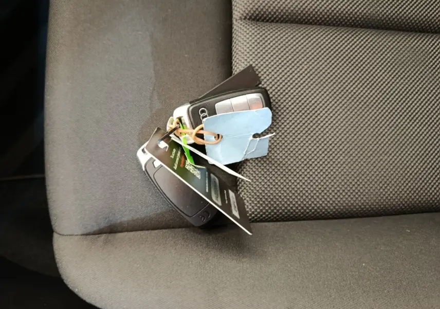 Gros plan sur une clé Audi posée sur un siège tissu noir à l'intérieur de l'Audi A3 30 TFSI MHEV 2022.