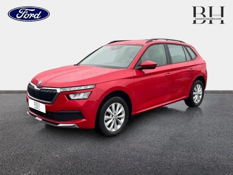 SUV Škoda Kamiq rouge Velvet métallisé vu en 3/4 avant droit avec calandre chromée et jantes alu.