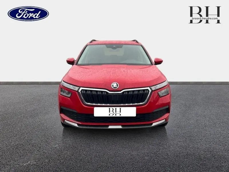 Vue frontale d'un Skoda Kamiq 2022 rouge Velvet métallisé avec calandre chromée et feux LED distinctifs.