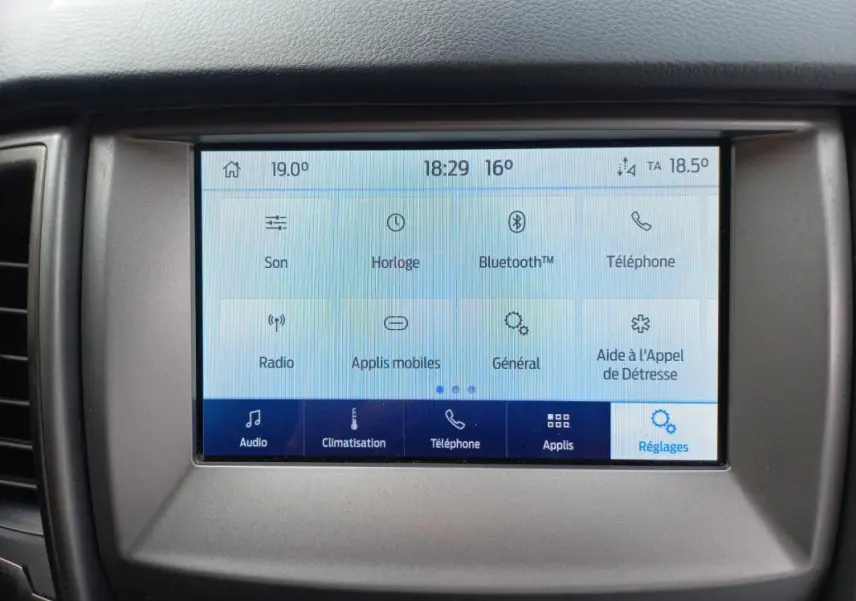 Écran tactile central du Ford Ranger blanc 2022 affichant le menu des réglages et options connectées.