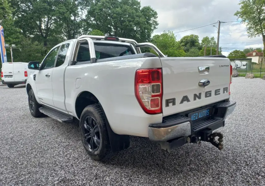 Ford Ranger Super Cabine Limited blanc vu en 3/4 arrière droit, avec barres de protection chromées et roues noires.