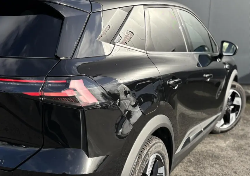 Vue 3/4 arrière droite du Renault SYMBIOZ noir étoilé, mettant en valeur les feux LED et les jantes 18 pouces Gravity.