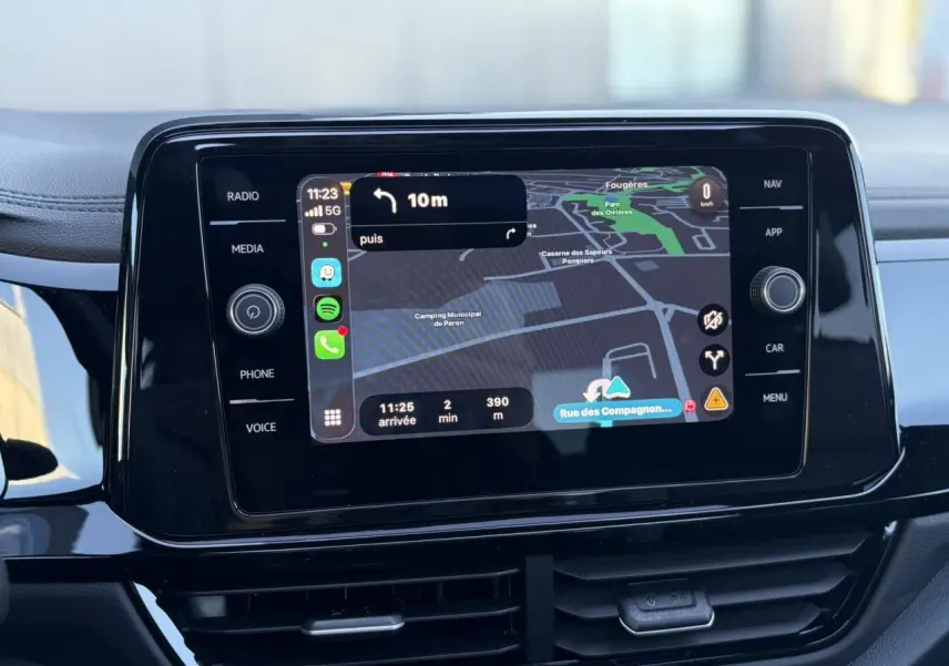 Écran tactile central du Volkswagen T-Roc 2025 affichant la navigation avec interface Apple CarPlay.