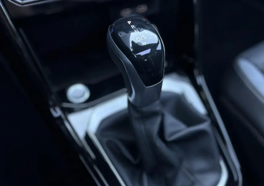 Le levier de vitesses automatique noir du Volkswagen T-Roc 2.0 TDI R-Line vu en gros plan intérieur.