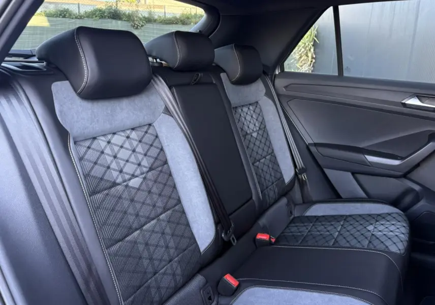Vue côté droit des sièges arrière en cuir et tissu gris et noir du Volkswagen T-Roc 2.0 TDI R-Line 2025 avec toit ouvrant
