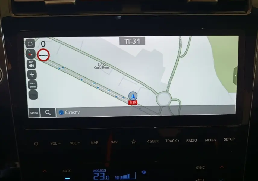 Écran tactile de navigation du Hyundai Tucson 1.6 PHEV marron affichant une carte et commandes multimédia.