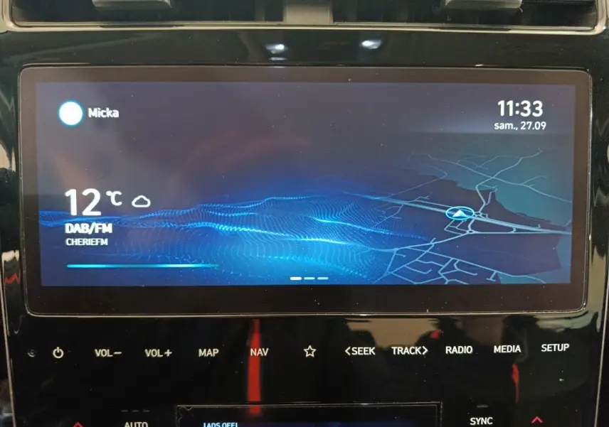 Écran tactile central du tableau de bord du Hyundai Tucson marron, affichant navigation et météo à 11h33.